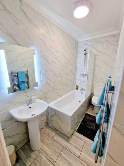 Charming Home With Private Balcony, On 1St Floor, With 2 Bathrooms, 3 Min Walk To Earl'S Court Station Londra Exterior foto