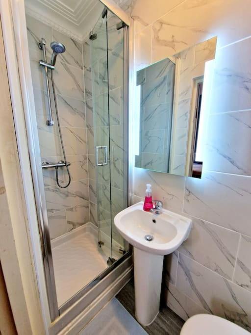 Charming Home With Private Balcony, On 1St Floor, With 2 Bathrooms, 3 Min Walk To Earl'S Court Station Londra Exterior foto