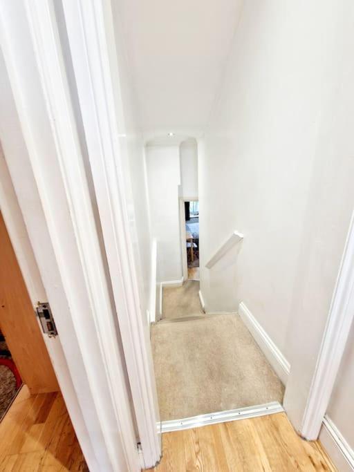 Charming Home With Private Balcony, On 1St Floor, With 2 Bathrooms, 3 Min Walk To Earl'S Court Station Londra Exterior foto