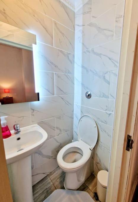 Charming Home With Private Balcony, On 1St Floor, With 2 Bathrooms, 3 Min Walk To Earl'S Court Station Londra Exterior foto