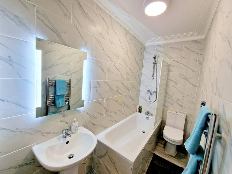 Charming Home With Private Balcony, On 1St Floor, With 2 Bathrooms, 3 Min Walk To Earl'S Court Station Londra Exterior foto