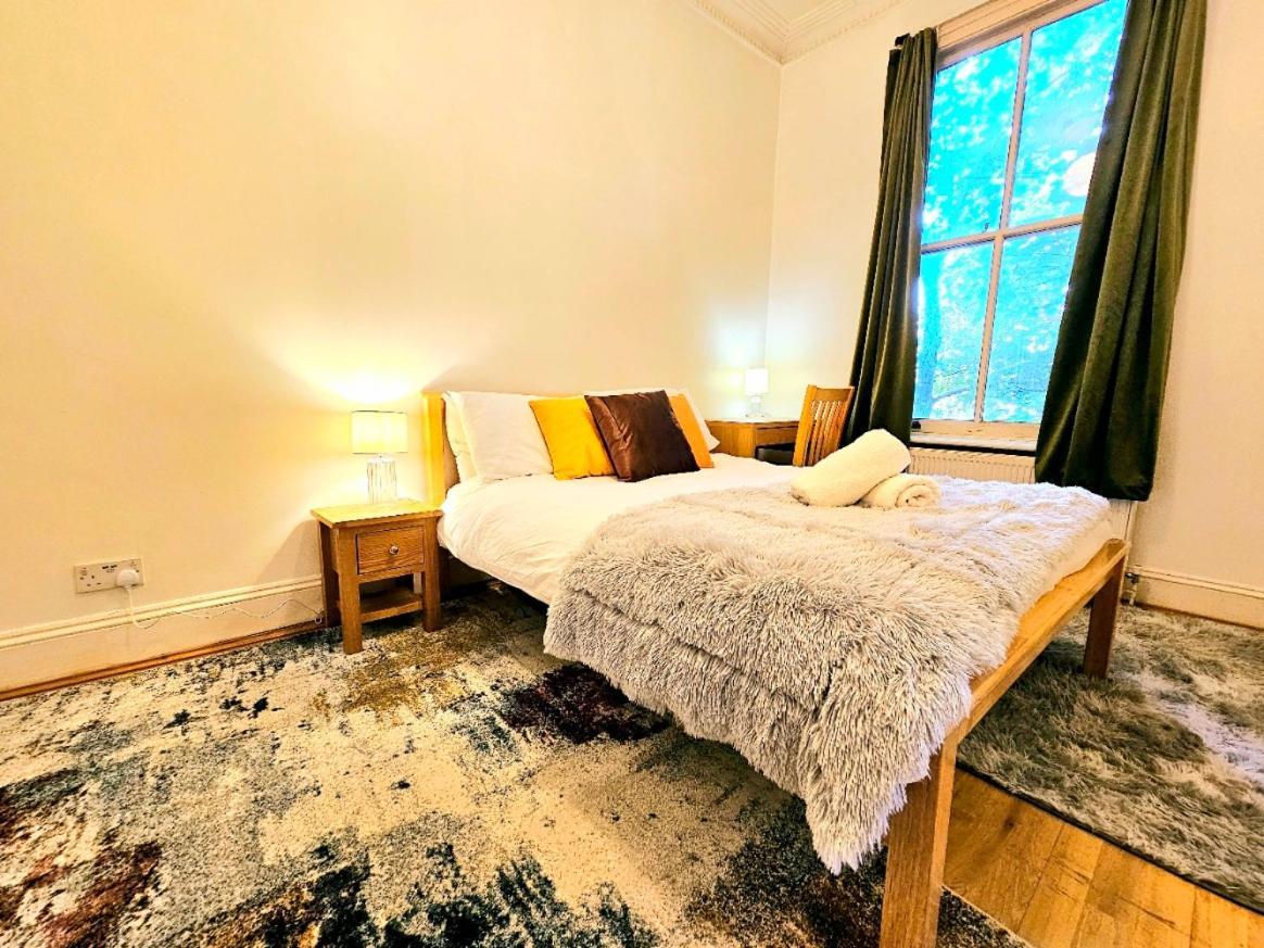 Charming Home With Private Balcony, On 1St Floor, With 2 Bathrooms, 3 Min Walk To Earl'S Court Station Londra Exterior foto