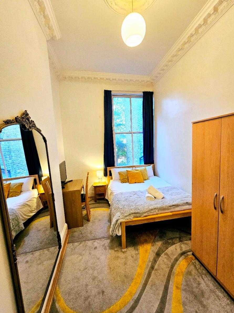 Charming Home With Private Balcony, On 1St Floor, With 2 Bathrooms, 3 Min Walk To Earl'S Court Station Londra Exterior foto
