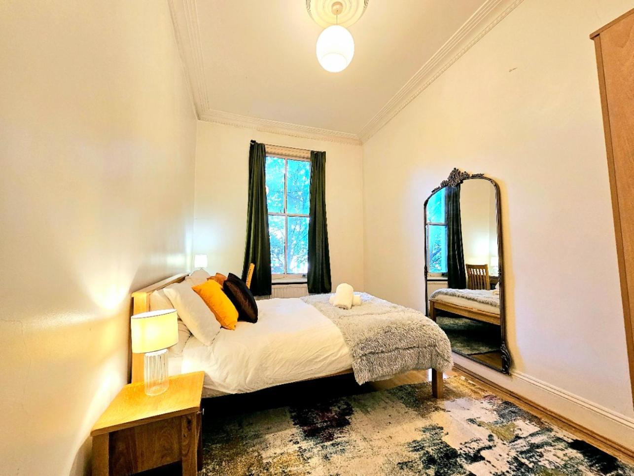 Charming Home With Private Balcony, On 1St Floor, With 2 Bathrooms, 3 Min Walk To Earl'S Court Station Londra Exterior foto