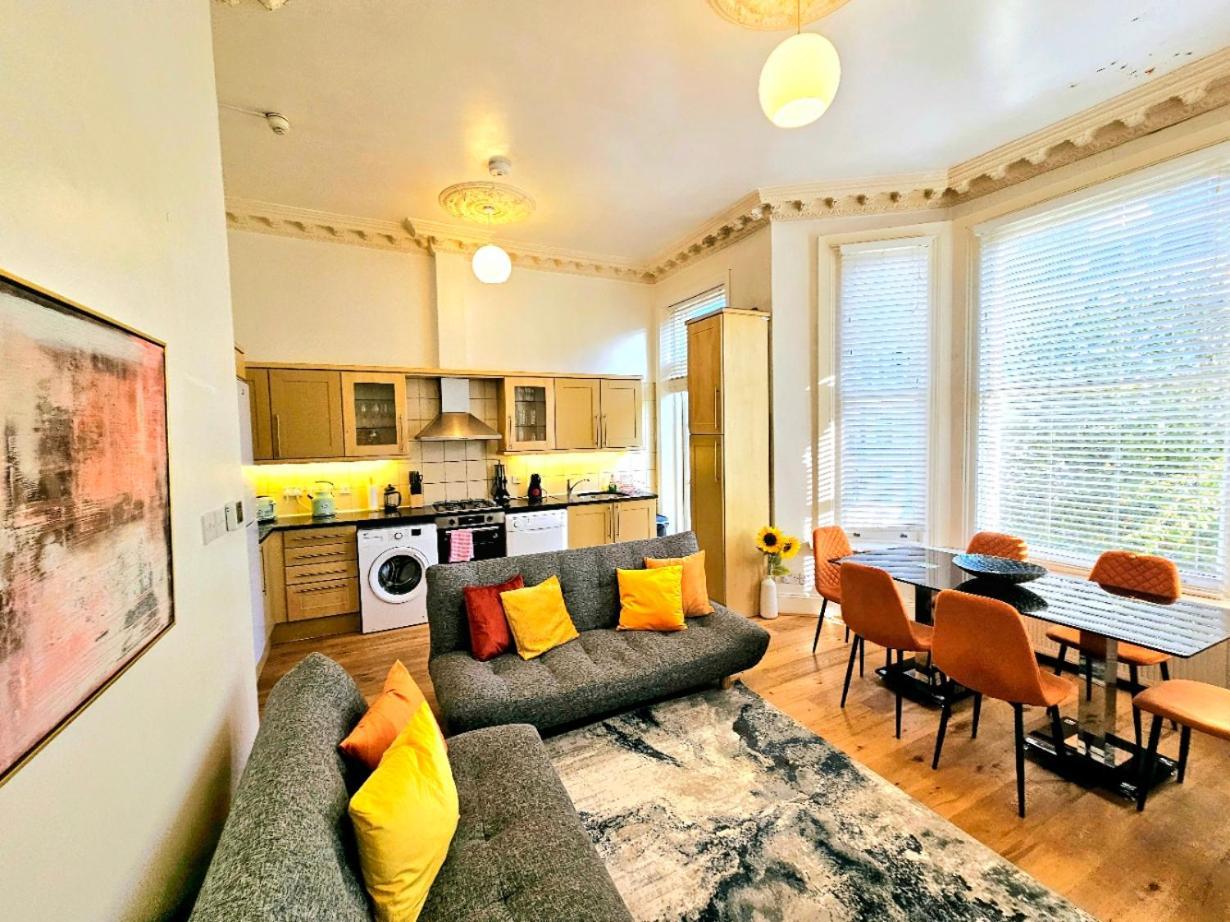 Charming Home With Private Balcony, On 1St Floor, With 2 Bathrooms, 3 Min Walk To Earl'S Court Station Londra Exterior foto