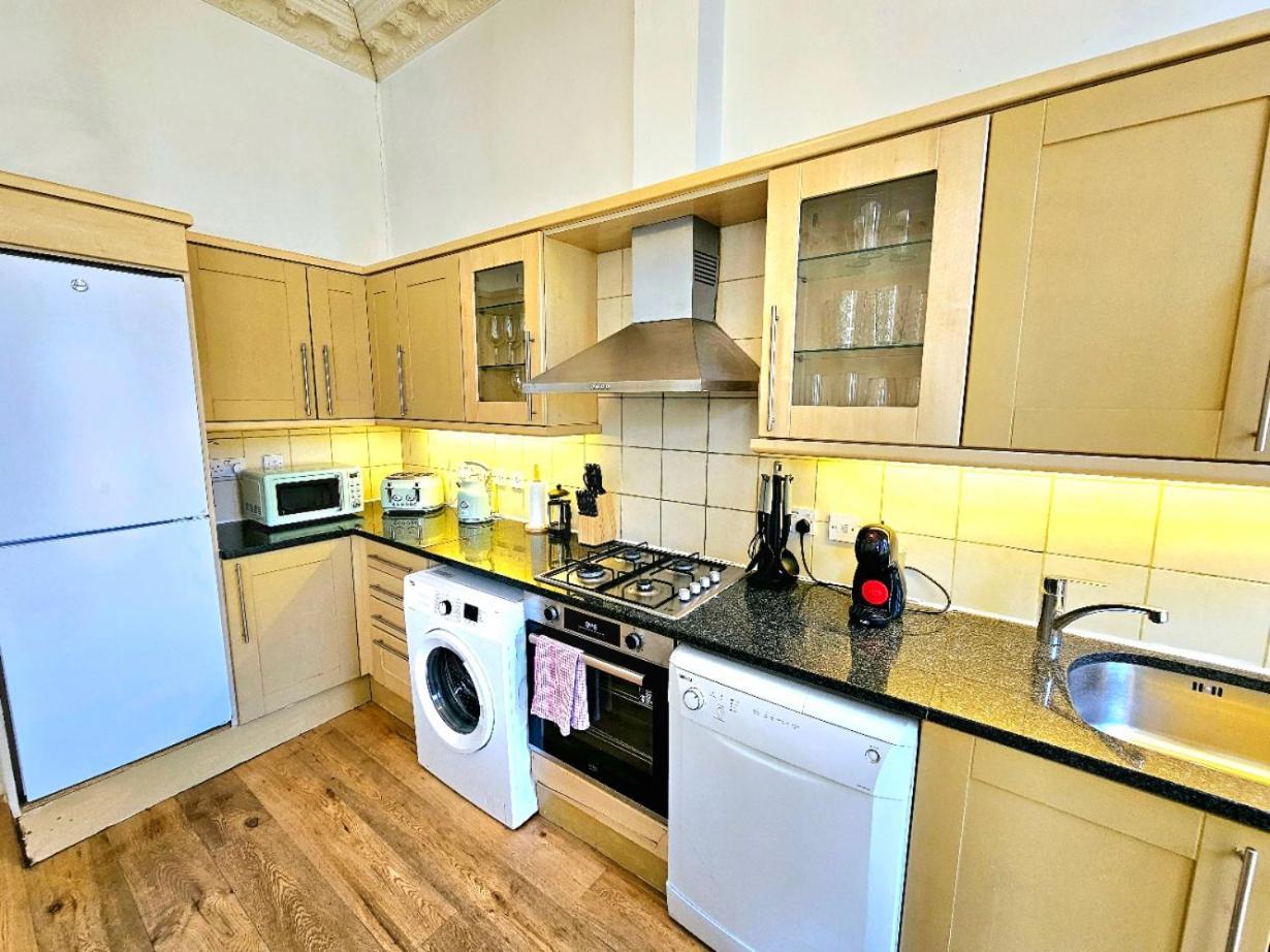 Charming Home With Private Balcony, On 1St Floor, With 2 Bathrooms, 3 Min Walk To Earl'S Court Station Londra Exterior foto