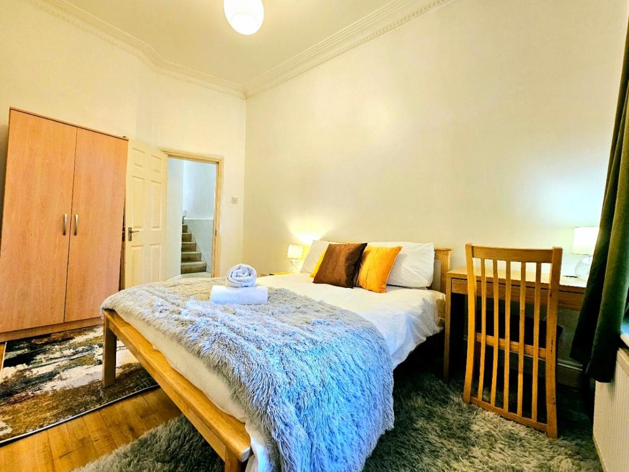 Charming Home With Private Balcony, On 1St Floor, With 2 Bathrooms, 3 Min Walk To Earl'S Court Station Londra Exterior foto