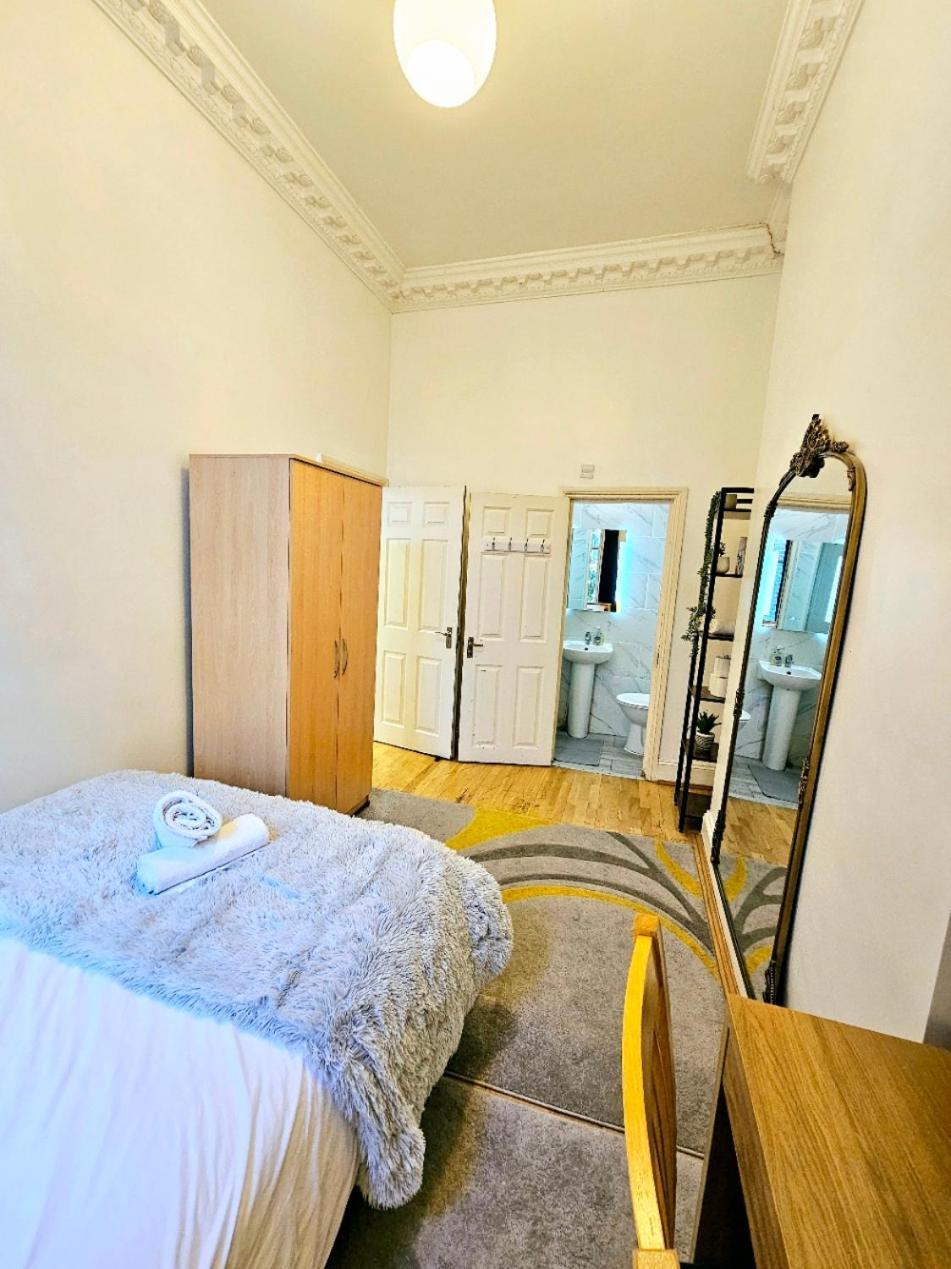 Charming Home With Private Balcony, On 1St Floor, With 2 Bathrooms, 3 Min Walk To Earl'S Court Station Londra Exterior foto