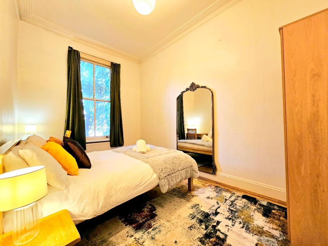 Charming Home With Private Balcony, On 1St Floor, With 2 Bathrooms, 3 Min Walk To Earl'S Court Station Londra Exterior foto