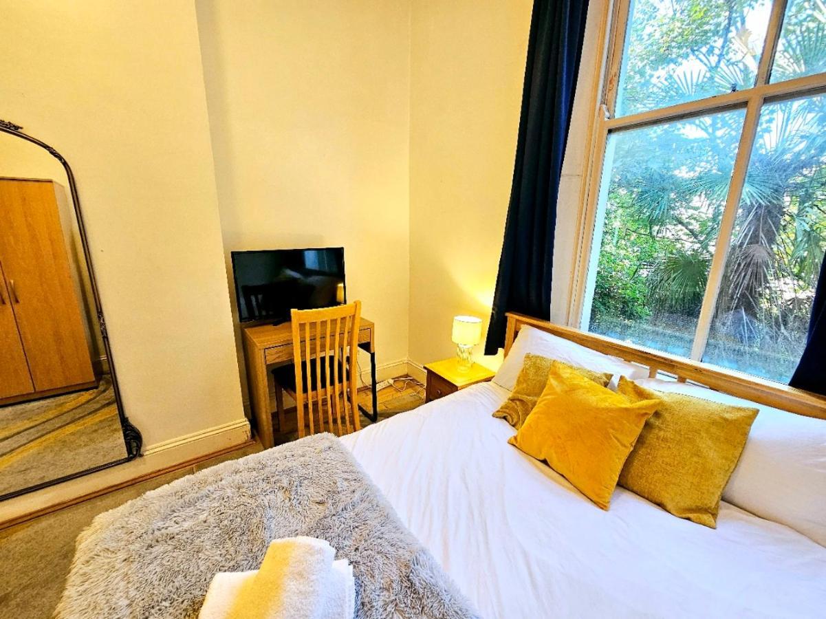 Charming Home With Private Balcony, On 1St Floor, With 2 Bathrooms, 3 Min Walk To Earl'S Court Station Londra Exterior foto